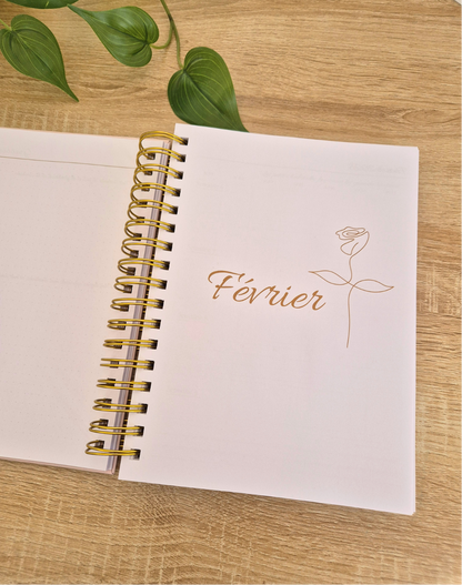 Page du mois de Février du planner 2026 My Diaries sur bureau en bois