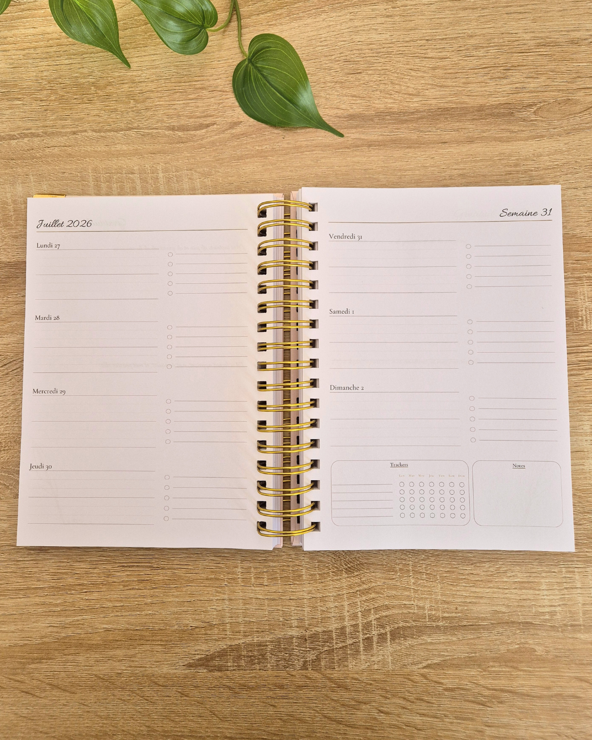 doubles page hebdomadaire du Planner 2026 My Diaries ouverte sur un bureau en bois