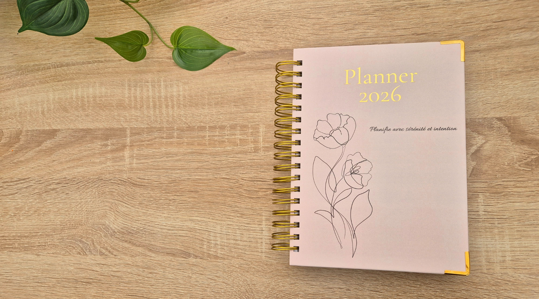 Planner 2026 posé sur bureau en bois 